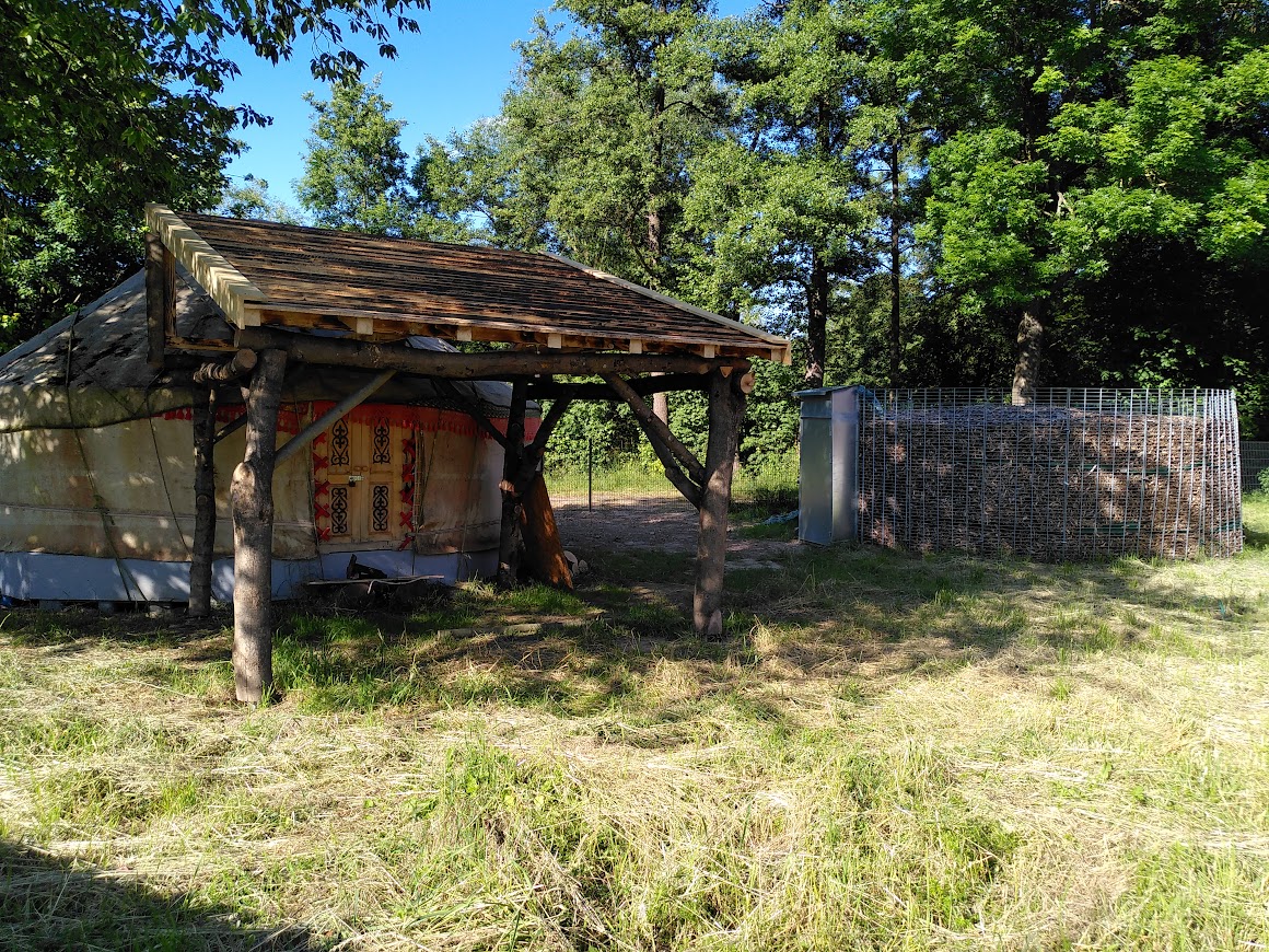 Jurte mit Vorbau und Biomeiler