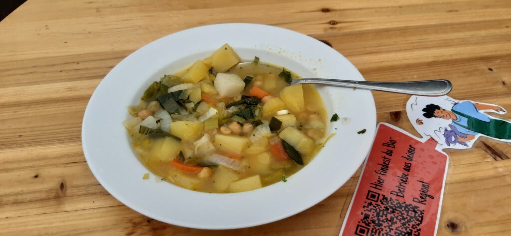 Das foto zeigt einen Teller voll Gemüsesuppe.