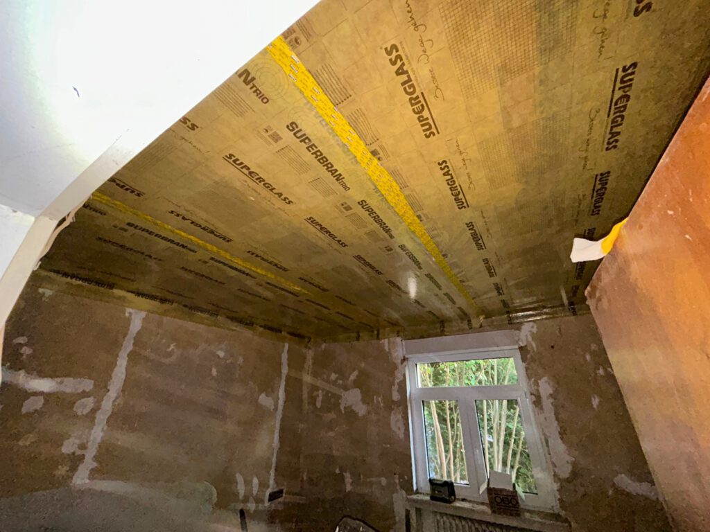 Das Foto zeigt eine Zwischendecke mit abgeschlossener Dämmung.
